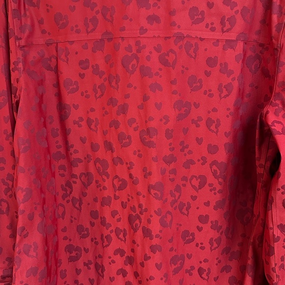 Chico's Red No-Iron Chic Stretch Red Hearts Button Up Blouse Top Size 2 Preowned - Picture 3 of 9
